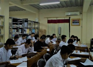Calon Mahasiswa Baru sedang melaksanakan ujian tertulis